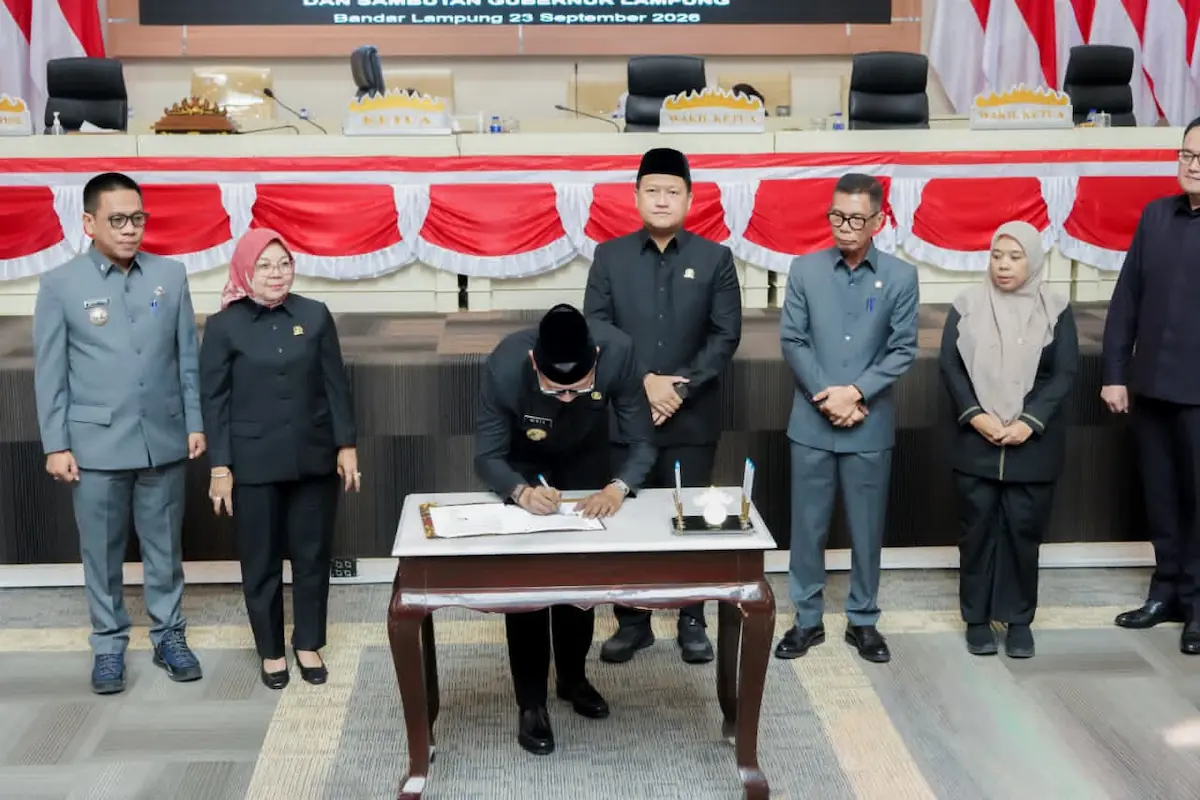 Gubernur Lampung Rahmat Mirzani Djausal meneken kesepakatan Raperda Perubahan APBD 2026 dalam Rapat Paripurna Tingkat II DPRD Lampung