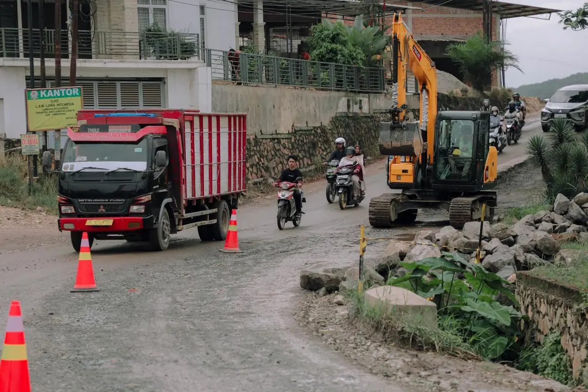 Bertambahnya kendaraan akan lebih bermanfaat jika didukung jalan penghubung yang baik, fasilitas pascapanen, dan akses pasar kian terbuka.