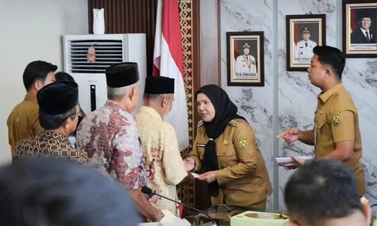Wali Kota Bandarlampung Eva Dwiana menyerahkan dana hibah Pertuni dan sejumlah rumah ibadah di Ruang Rapat Wali Kota
