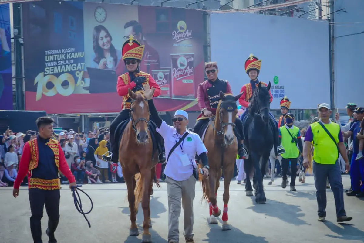 Defile pasukan berkuda membuka Lampung Tapis Karnaval di Tugu Adipura