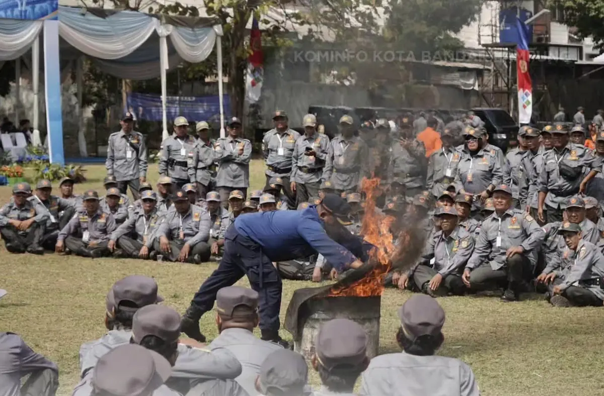 Dinas Damkar dan Penyelamatan memberikan pelatihan Satlinmas dalam memadamkan api di Lapangan Kepayang, Gedung Herman HN