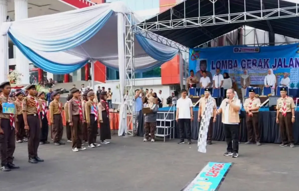 Sekdakot Bandarlampung Iwan Gunawan melepas peserta Lomba Gerak Jalan Beregu Pramuka Kwarcab Kota Bandarlampung
