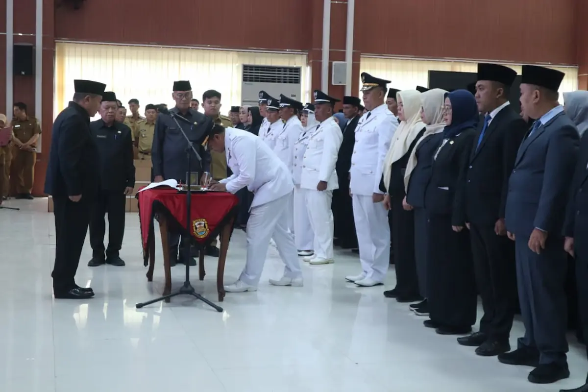 Sekdakot Bandarlampung Iwan Gunawan melantik 96 pejabat di Aula Semerggou