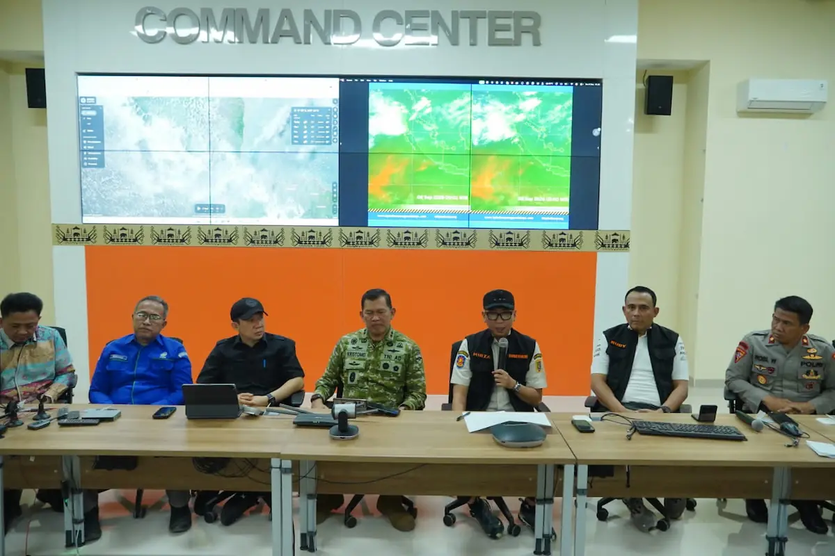 Gubernur Lampung Rahmat Mirzani Djausal monitor bersama Pangdam II/Swj Kristomei Sianturi, Polda Lampung, dan BMKG terkait erupsi GAK