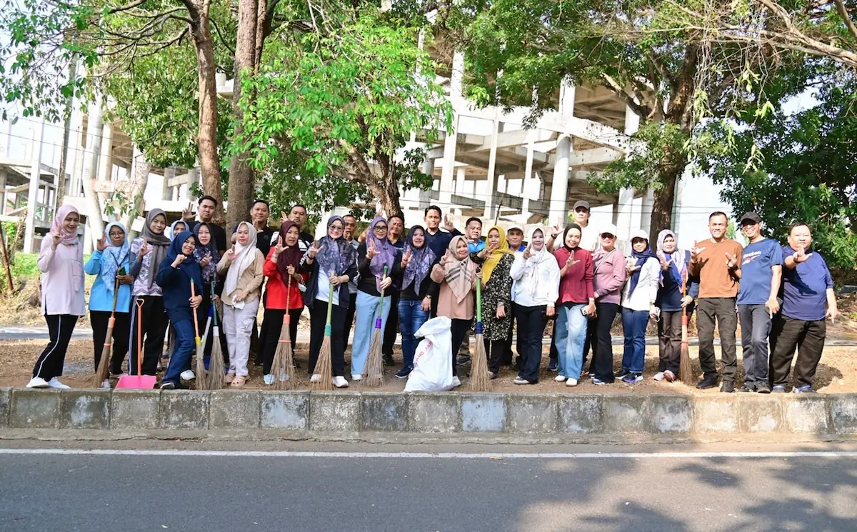 Lewat Gema HELAU, ASN dari berbagai perangkat daerah bergotong royong membersihkan kawasan perkantoran Pemkab Lamsel
