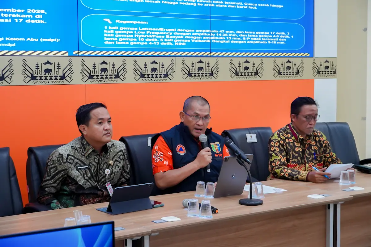 Kepala BPBD Lampung Aswarodi rilis perkembangan aktivitas GAK Level III di Command Center BPBD Lampung