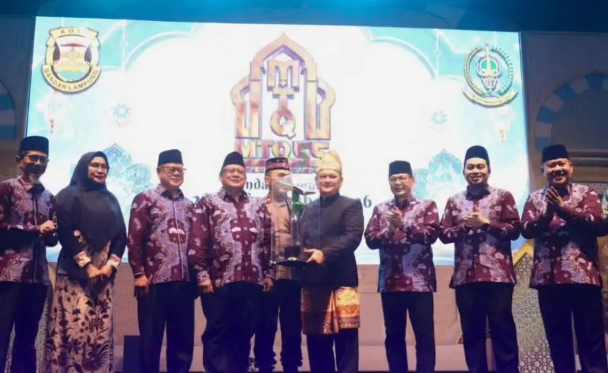 Wakil Wali Kota Deddy Amrullah menyerahkan piala juara umum MTQ ke-55 kepada Kecamatan Sukabumi di Lapangan Waydadi, Sukarame