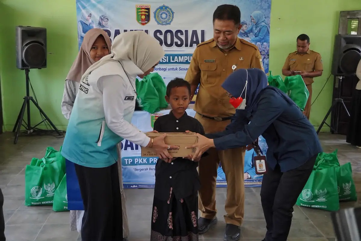 TP PKK Lampung menyalurkan bantuan sosial kepada anak asuh dan karyawan UPTD PSAA Harapan Bangsa, Kalianda, Lampung Selatan