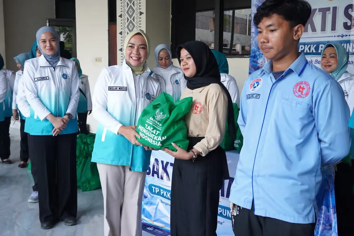 Ketua TP PKK Lampung Purnama Wulan Sari Mirza menyerahkan tali asih kepada petugas kebersihan di halaman Gedung Pusiban Kantor Gubernur Lampung