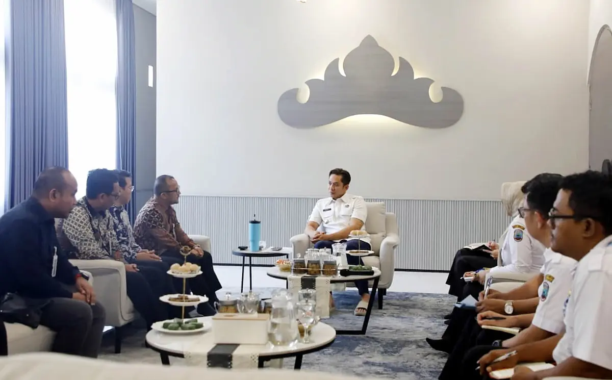 Bupati Lamsel Radityo Egi Pratama menerima audiensi BSI KCP Kalianda di Lamban Rakyat