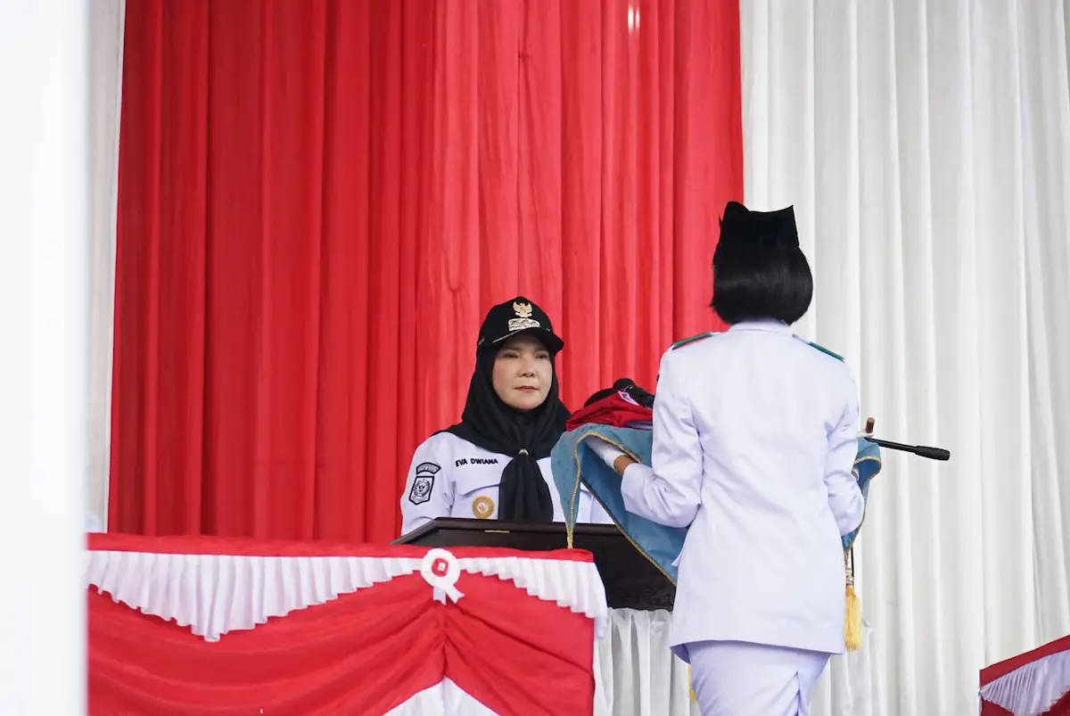 Wali Kota Bandarlampung Eva Dwiana menjadi inspektur upacara HUT ke-81 RI di halaman Kantor Pemkot Bandarlampung