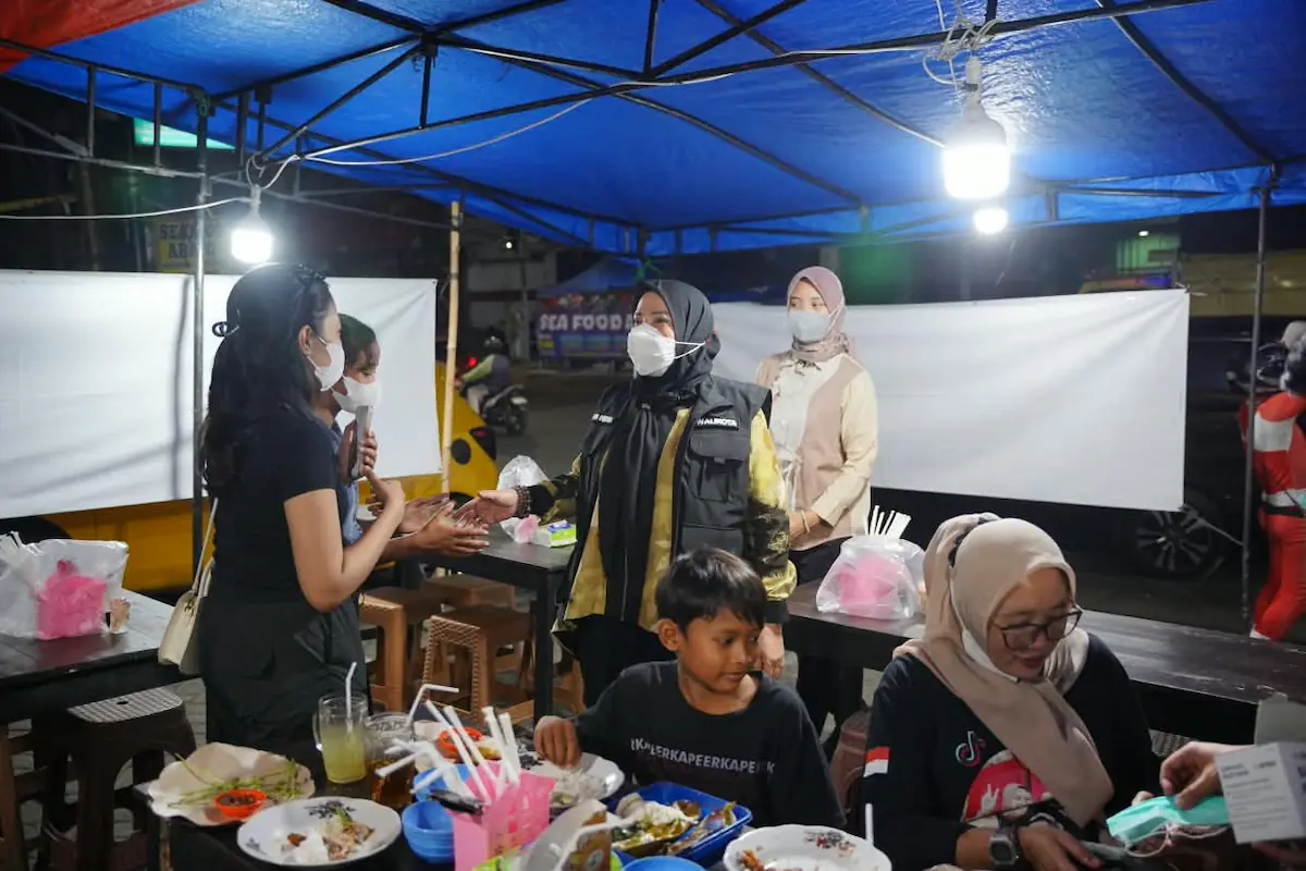Wali Kota Eva Dwiana menyambangi sejumlah titik keramaian tempat warga berkumpul