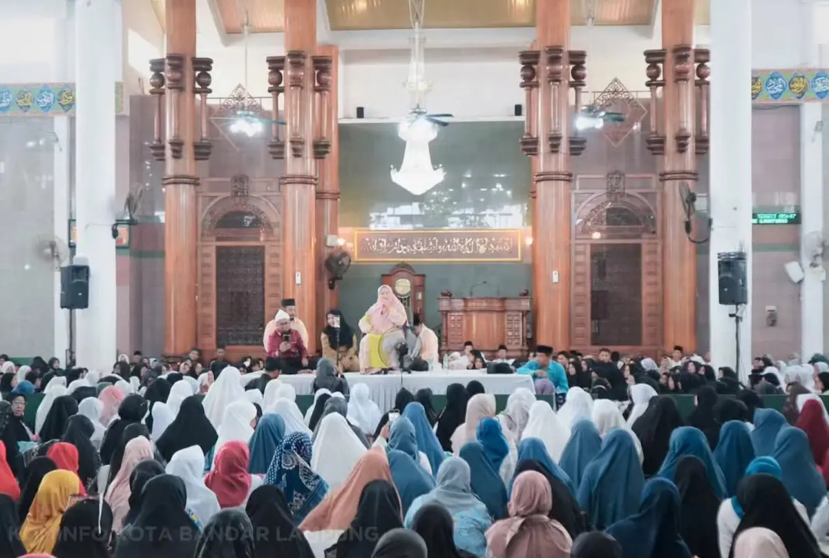 Wali Kota Bandarlampung Eva Dwiana menghadiri Tablik Akbar dan Zikir Bersama di Masjid Al Furqon