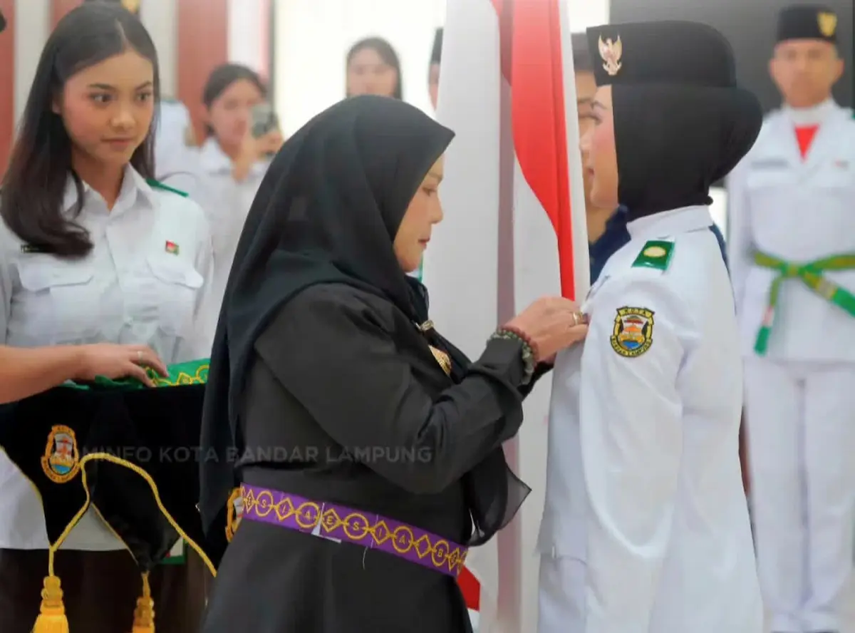 Wali Kota Bandarlampung Eva Dwiana mengukuhkan 38 anggota Paskibraka Bandarlampung Tahun 2026 di Aula Semergou