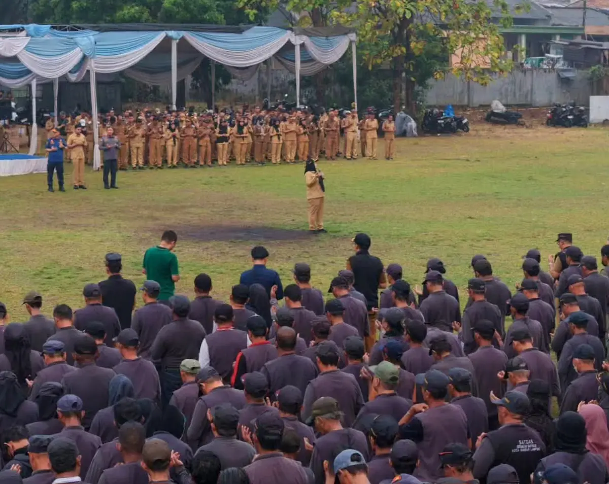 Wali Kota Bandarlampung Eva Dwiana memimpin gladi kotor pembukaan Kemah Bakti Satya Linmas di Lapangan GSG Karya Bakti Herman HN