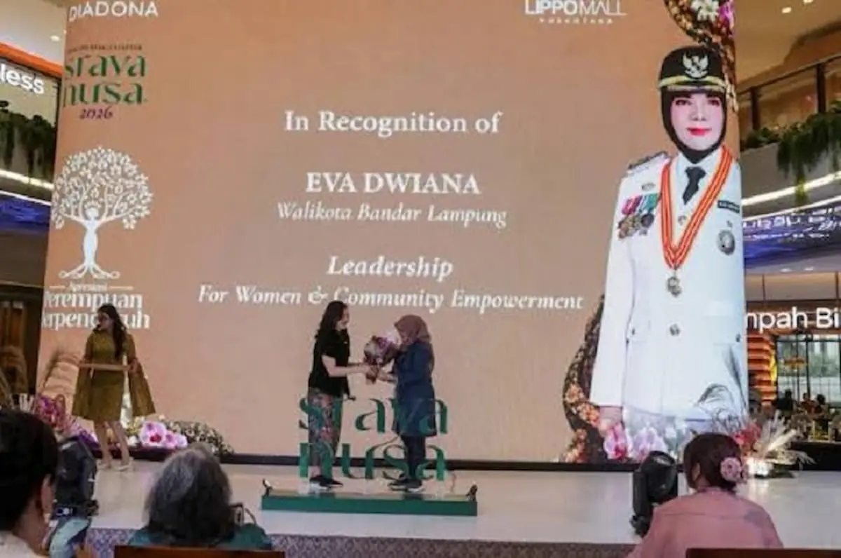 Kepala Dinas PPPA Bandarlampung Maryamah mewakili Wali Kota menerima Apresiasi Perempuan Berpengaruh 2026 di Mall Lippo Nusantara Jakarta, Jumat 11 September 2026 malam. Foto: Istimewa