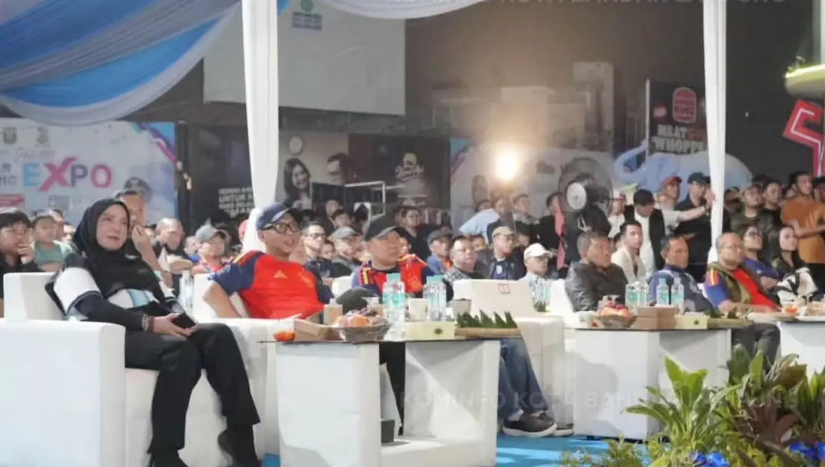 Wali Kota Bandarlampung Eva Dwiana dan Gubernur Lampung Rahmat Mirzani Djausal nobar Final Piala Dunia 2026 di Tugu Adipura