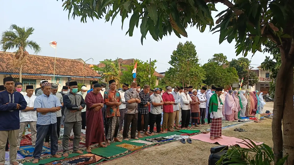 Pemerintah Kecamatan Way Halim bersama masyarakat menggelar Salat Istisqa di depan Kantor Kelurahan Gunung Sulah