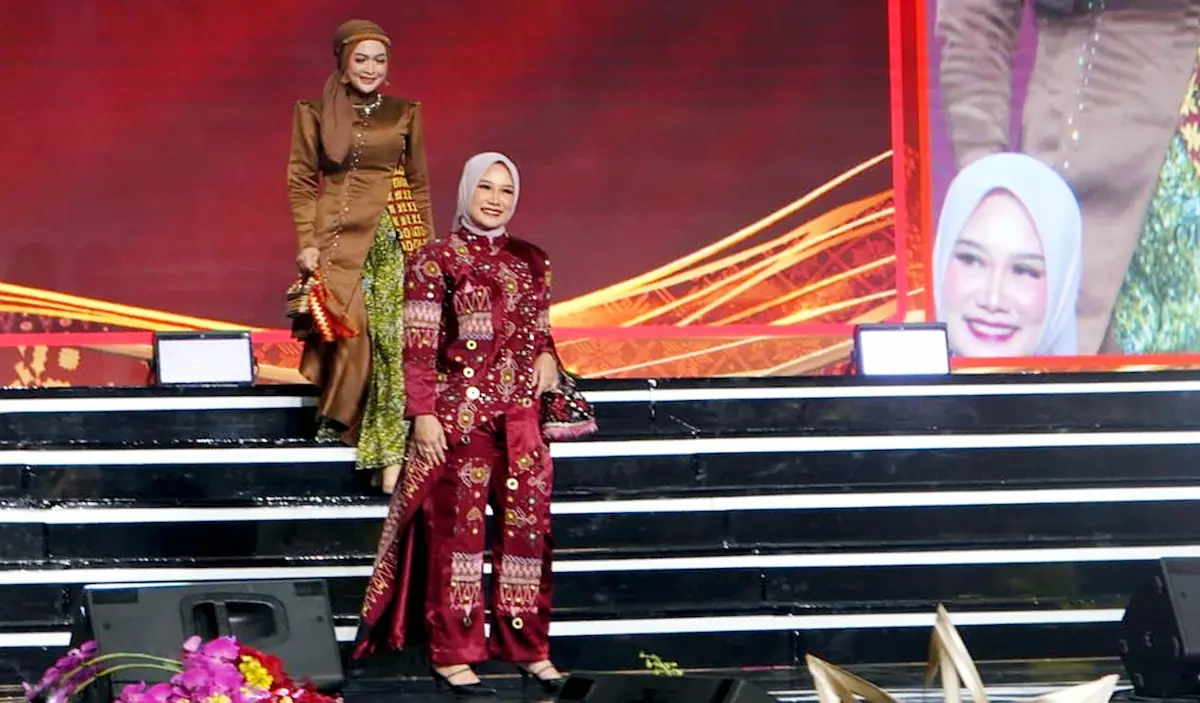 Wakil Ketua Dekranasda Lampung Selatan Rheny Apriyani Anwar tampil dalam fashion show Pameran Kriyanusa 2026 di JICC Senayan