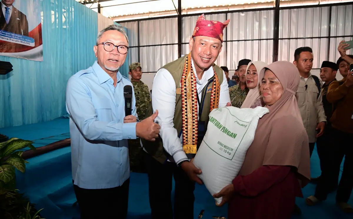 Menko Pangan Zulkifli Hasan menyalurkan Bantuan Pangan Beras alokasi Juli-September 2026 di KDKMP Desa Pisang, Penengahan, Lampung Selatan