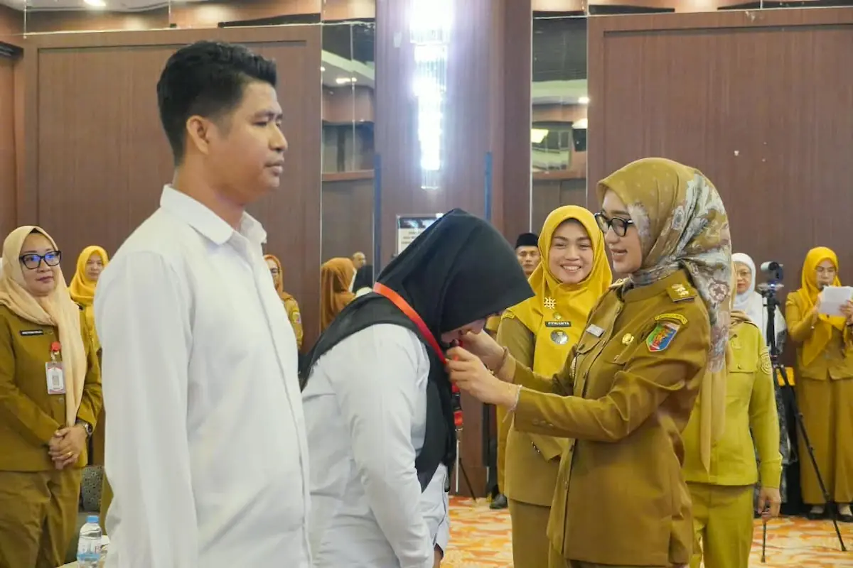Wagub Lampung Jihan Nurlela mengalungkan tanda peserta Pelatihan dan Sertifikasi Kompetensi Bendahara KDKMP di Horison Hotel.