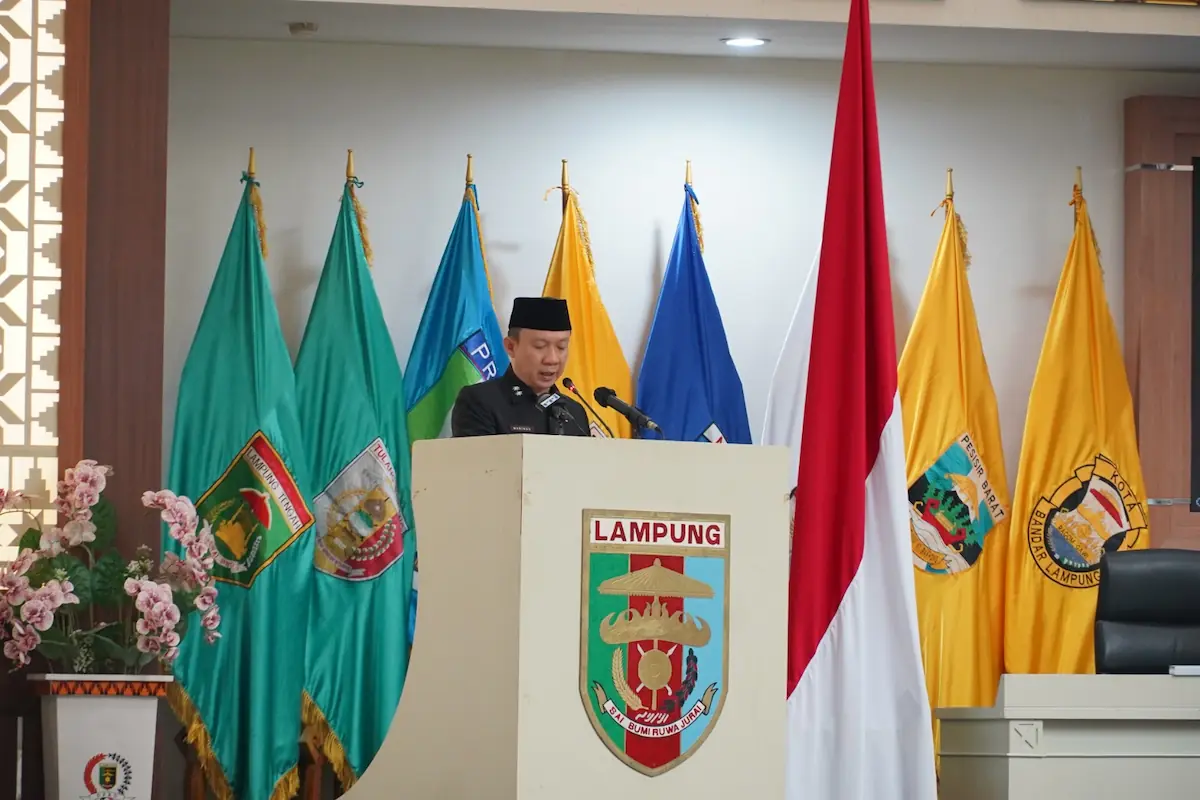 Sekdaprov Lampung Marindo Kurniawan mewakili Gubernur menjawab pemandangan umum fraksi terhadap Raperda APBD 2027 di Ruang Rapat Paripurna DPRD.