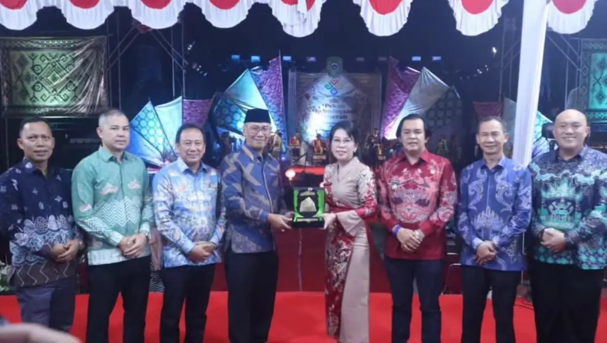 Asisten Bidang Pemerintahan dan Kesra Wilson Faisol memberikan cinderamata kepada Wali Kota Singkawang Tjhai Chui Mie di halaman kantor Wali Kota Singkawang.