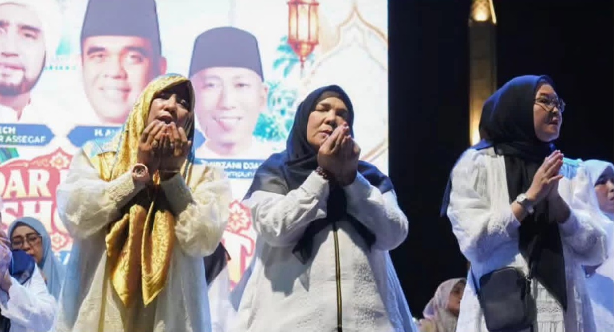 Wali Kota Bandarlampung Eva Dwiana menghadiri Bandarlampung Berselawat di Lapangan Saburai.