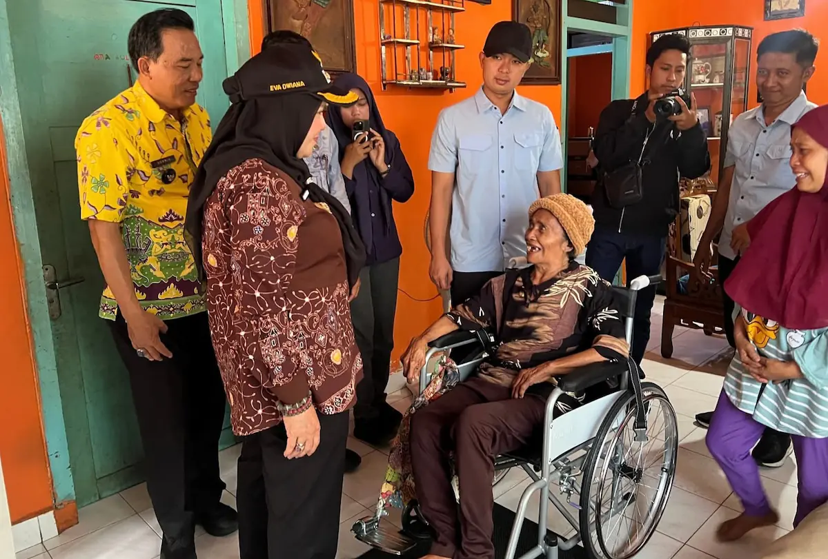 Wali Kota Bandarlampung Eva Dwiana menyalurkan bantuan alkes kepada masyarakat di Kecamatan Way Halim, Sukarame, dan Sukabumi