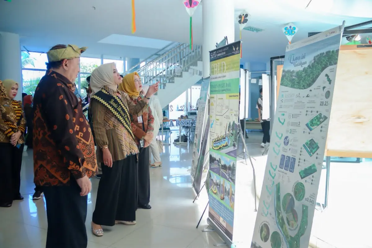Bunda Literasi Lampung Purnama Wulan Sari Mirza melihat Pameran Kayu Ara di Dinas Perpustakaan dan Kearsipan Lampung.