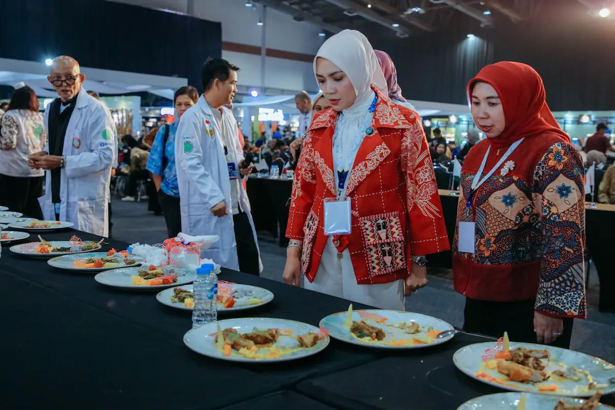 Ketua TP PKK Lampung Purnama Wulan Sari Mirza mempromosikan tepung mocaf dan ikan cobia dalam ajang IN2HCC di Hall B JICC, Jakarta.