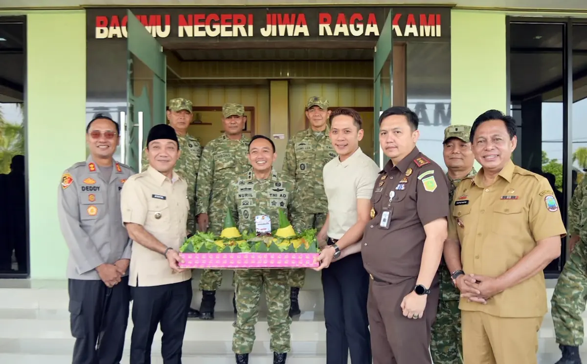 Bupati Lamsel Radityo Egi Pratama bersama Wakil Bupati M. Syaiful Anwar dan Forkopimda datang membawa tumpeng ke Makodim 0421