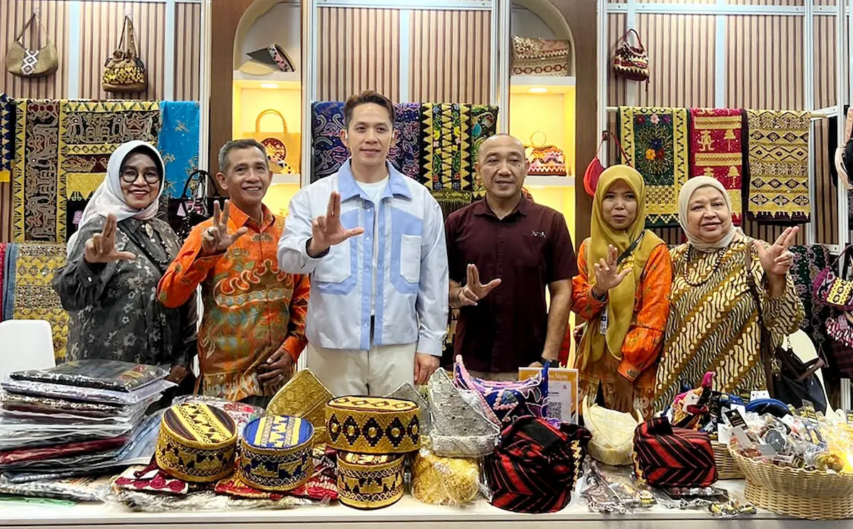 Bupati Radityo Egi Pratama bersama Wakil Bupati M. Syaiful Anwar mengunjungi stan Dekranasda Lampung Selatan di JICC.