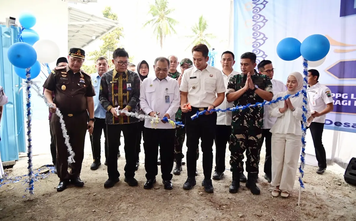 Bupati Egi bersama Deputi Penyediaan dan Penyaluran BGN Zainuri memotong pita untuk meremiskan SPPG 3T Bandar Agung di Desa Bandar Agung, Sragi.