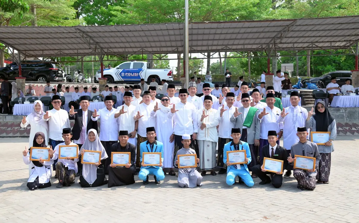 Bupati Lampung Selatan Radityo Egi Pratama berfoto bersama 10 santri berprestasi usai upacara Hari Santri di Lapangan Korpri, Kalianda.