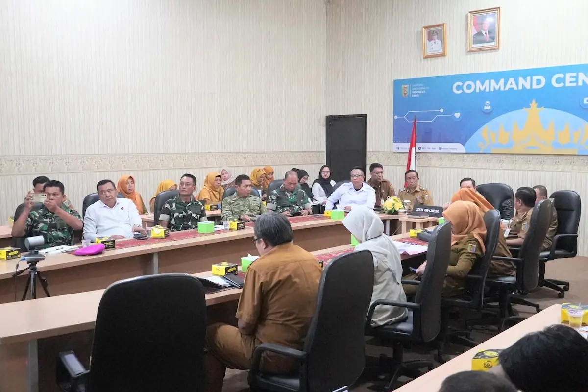 Rakor Pengendalian Inflasi Daerah secara virtual dari Ruang Command Center Lantai 2 Diskominfotik Provinsi Lampung