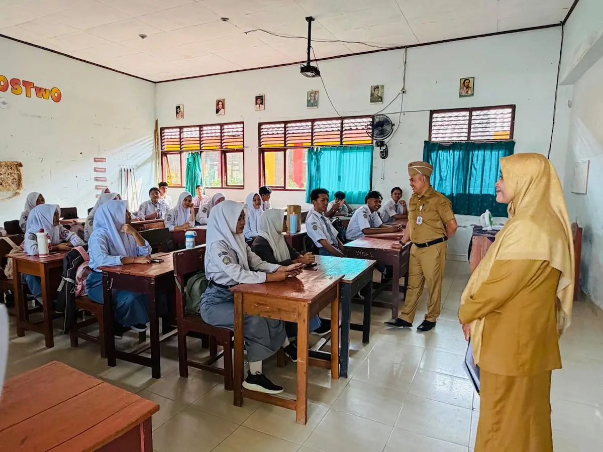 Kepala Bidang Penataan dan Peningkatan Kapasitas Lingkungan Hidup Wawan Sah bersama Tim Pembina Adiwiyata Provinsi Lampung melakukan kunjungan ke SMA Negeri 1 Ambarawa.