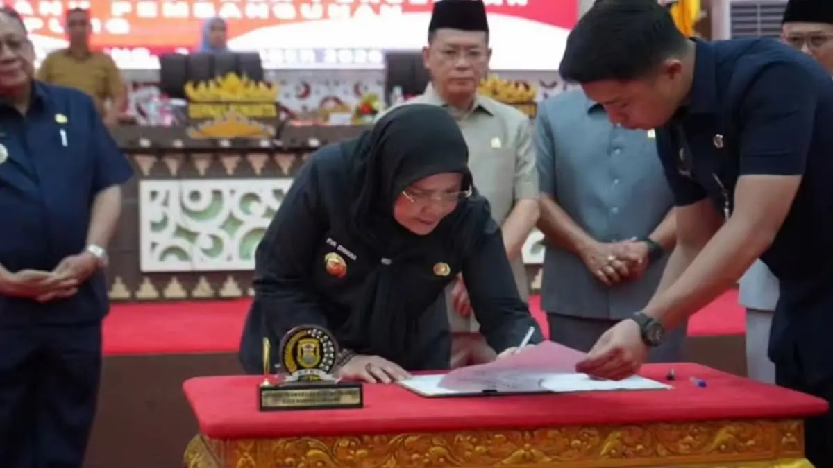 Wali Kota Bandarlampung Eva Dwiana meneken Berita Acara Penyampaian Raperda Penyertaan Modal PT BPD Lampung di Ruang Sidang DPRD