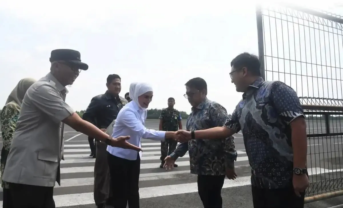 Ketua DPRD Lampung Ahmad Giri Akbar bersama Gubernur Rahmat Mirzani Djausal menyambut rombongan Komisi XII DPR RI di Bandara Raden Intan II Lampung