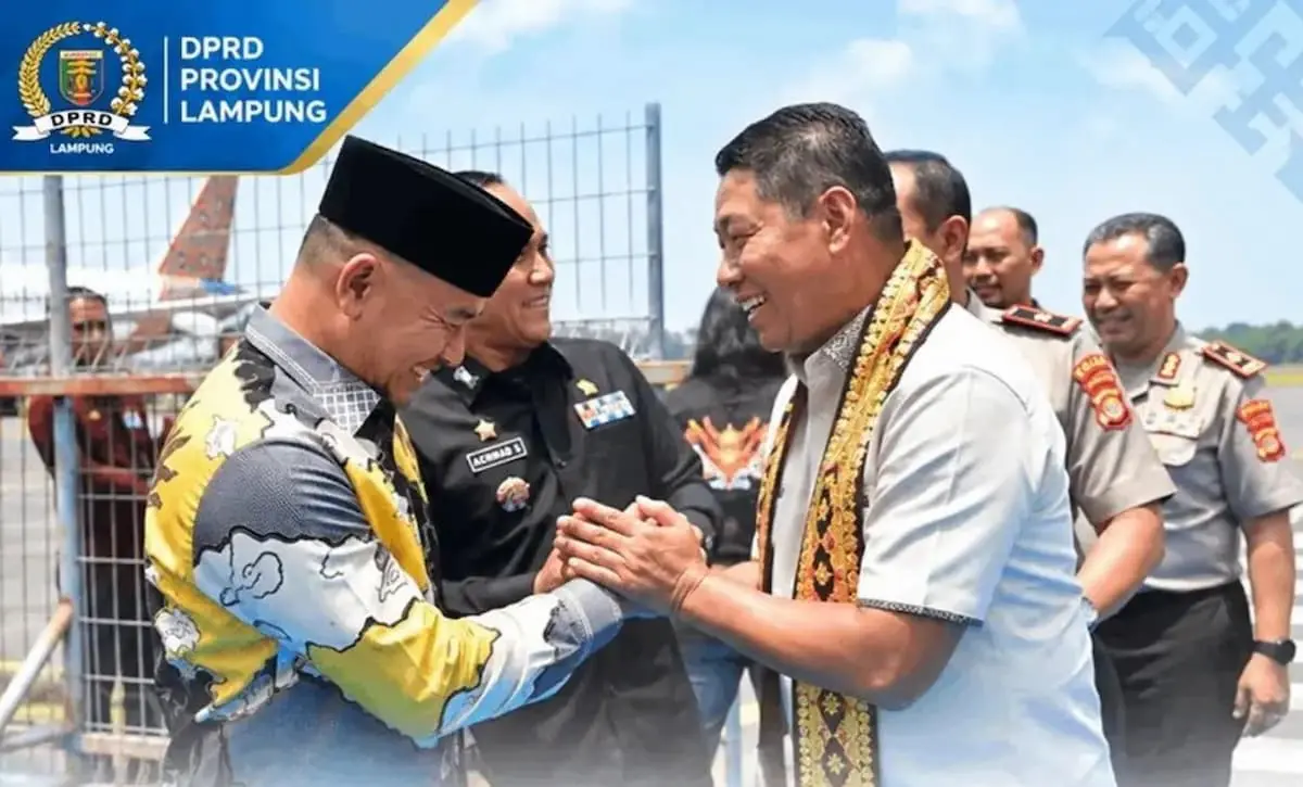 Anggota DPRD Lampung Wahrul Fauzi Silalahi menyambut Kapolda Lampung Yustan Alpiani di Ruang VVIP Bandara Radin Inten II, Lampung Selatan.