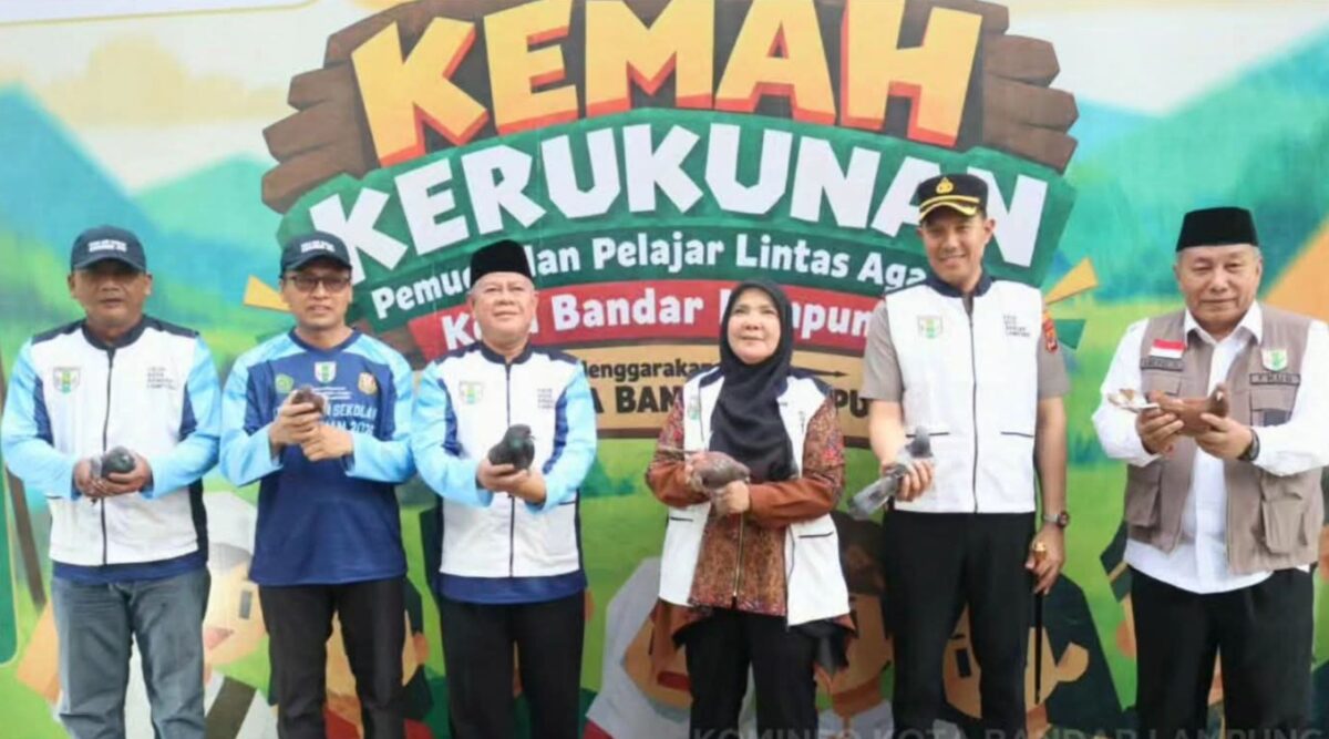 Wali Kota Bandarlampung Eva Dwiana membuka Kemah Kerukunan di Bumi Perkemahan Herman HN, Kepayang, Rajabasa.