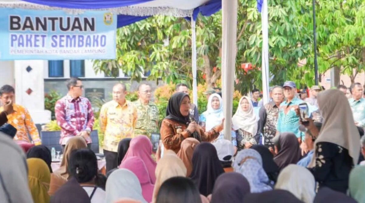 Wali Kota Bandarlampung Eva Dwiana menyalurkan bantuan paket sembako kepada 1.484 warga di Gedung GSG Kartika Futsal, Teluk Betung Barat.