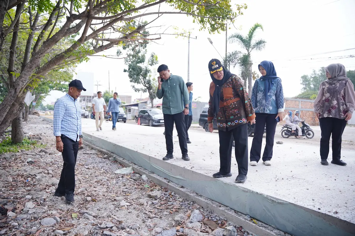Wali Kota Bandarlampung Eva Dwiana meninjau langsung sejumlah titik pekerjaan infrastruktur.