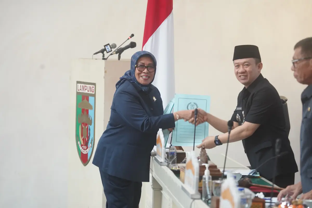 Fraksi DPRD Lampung menyampaikan pemandangan umum melalui penyerahan dokumen kepada Sekdaprov Lampung Marindo Kurniawan di Ruang Sidang Paripurna DPRD.