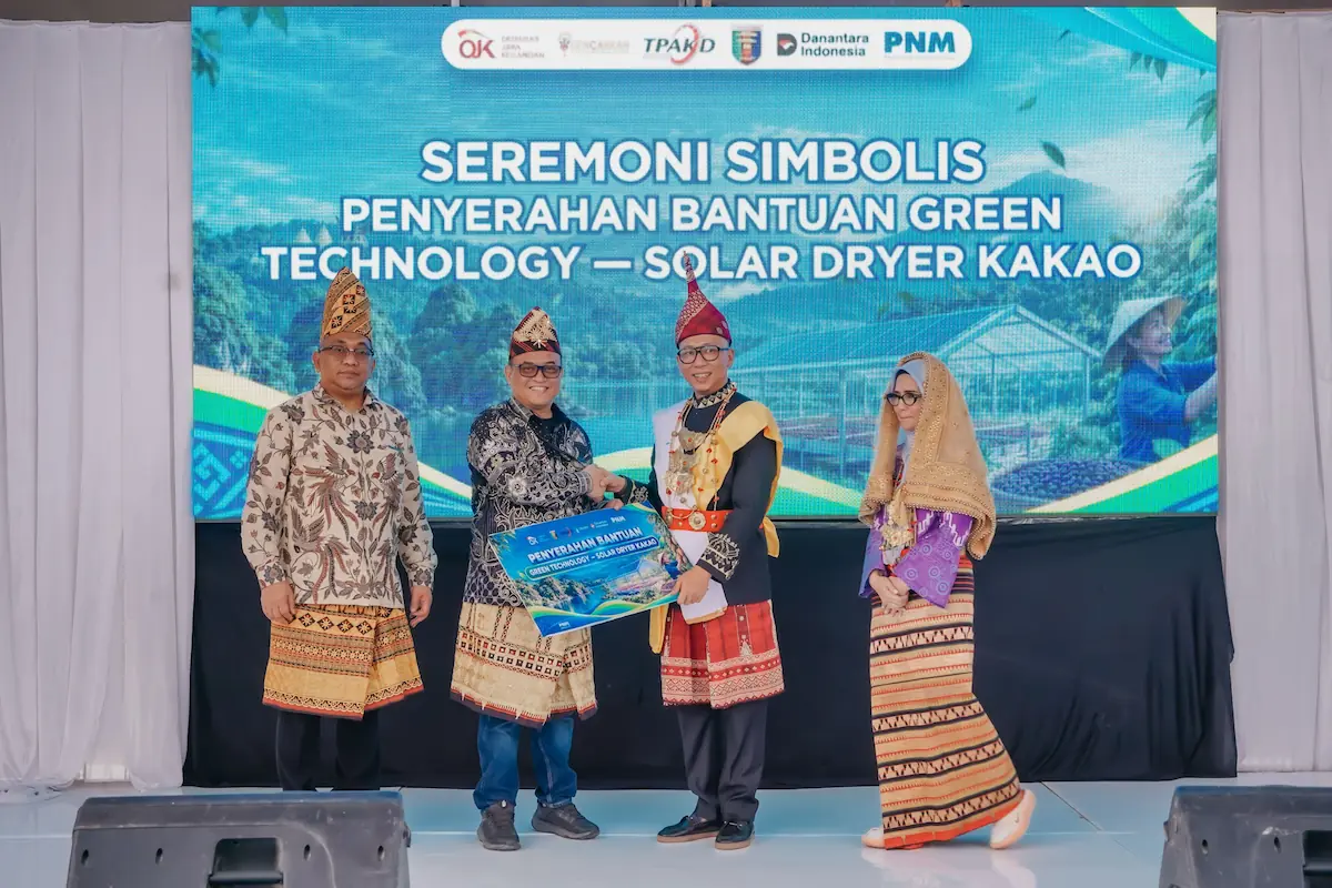 Gubernur Lampung Rahmat Mirzani Djausal menyerahkan bantuan solar dryer kakao di Pekon Ampai, Marga Punduh, Pesawaran