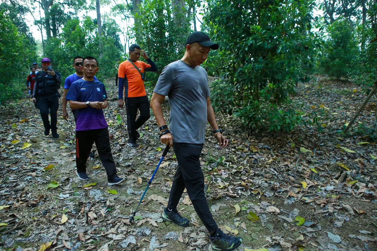 Gubernur Lampung Rahmat Mirzani Djausal trekking di Tahura WAR melalui rute Hutan Kemiri–Batu Lapis