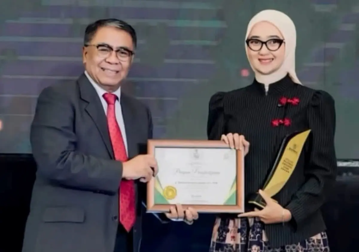 Ketua Baznas Sodik Mudjahid menyerahkan Grand Baznas Awards 2026 kepada Wagub Lampung Jihan Nurlela di Hotel Grand Mercure, Jakarta
