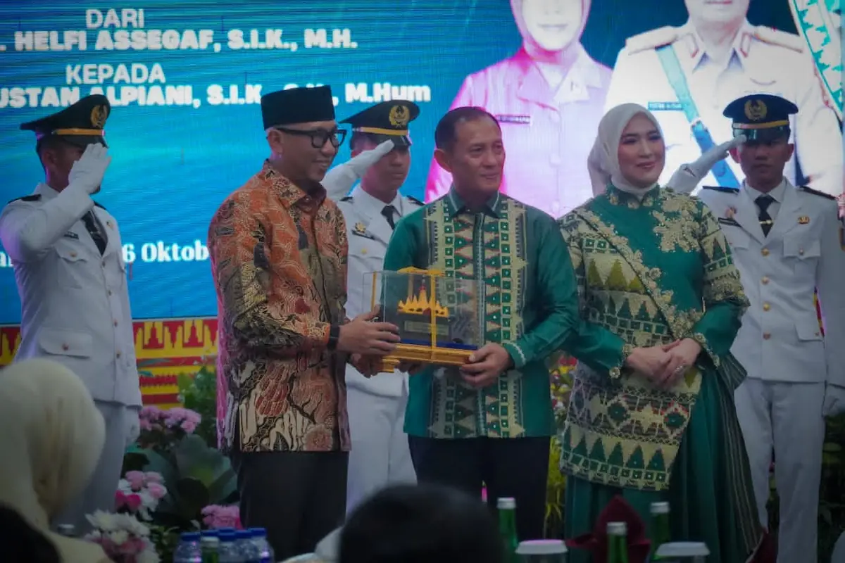 Gubernur Rahmat Mirzani Djausal memberikan cinderamata kepada mantan Kapolda Lampung Helfi Assegaf di Mahan Agung, Bandarlampung
