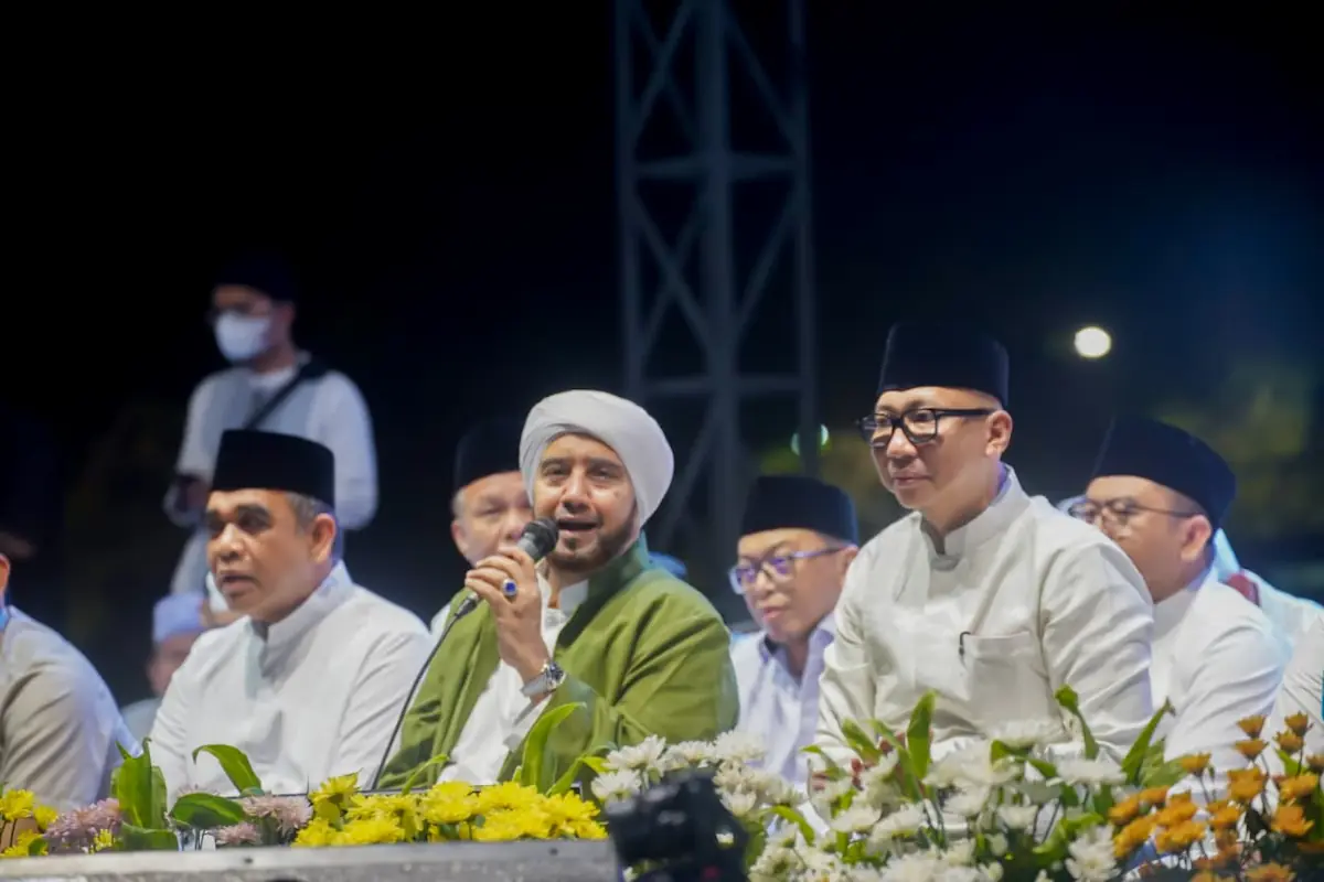 Gubernur Lampung Rahmat Mirzani Djausal, Ketau MPR Ahmad Muzani bersama Habib Syech bin Abdul Qadir Assegaf menghadiri Bandarlampung Berselawat di Lapangan Saburai.