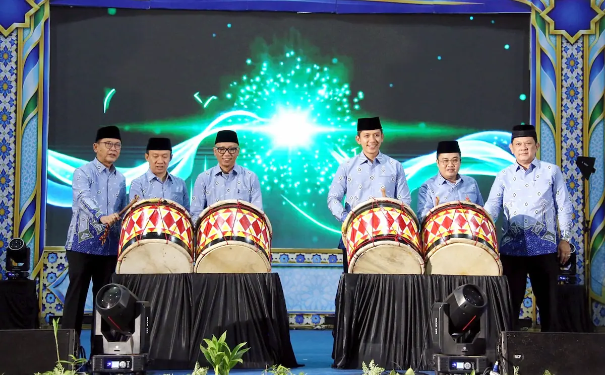 Gubernur Lampung Rahmat Mirzani Djausal bersama Bupati Lampung Selatan Radityo Egi Pratama memukul bedug tanda pembukaan MTQ ke-53 Lampung 2026 di GOR Way Handak, Kalianda.